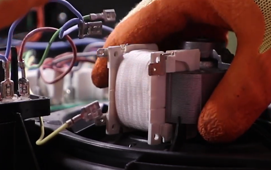 Testez le ventilateur tangentiel du four