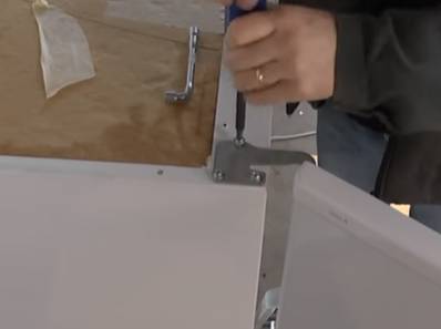 Contrôlez les charnières du frigo