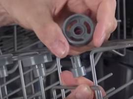 Comment changer une roulette de panier d'un lave-vaisselle ? - TUTO