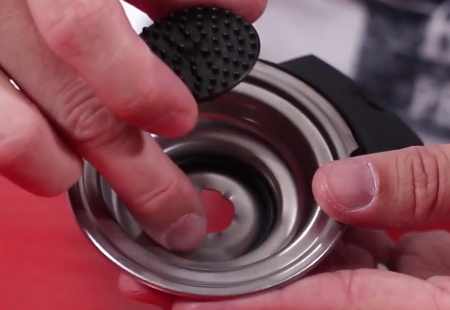 Inspectez le porte-dosette