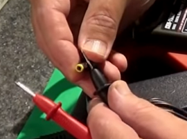 Mesurez la tension du câble d'alimentation