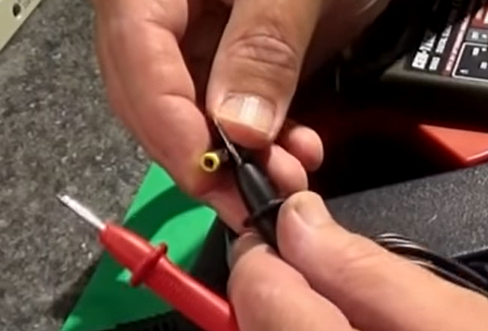 Mesurez la tension du câble d'alimentation