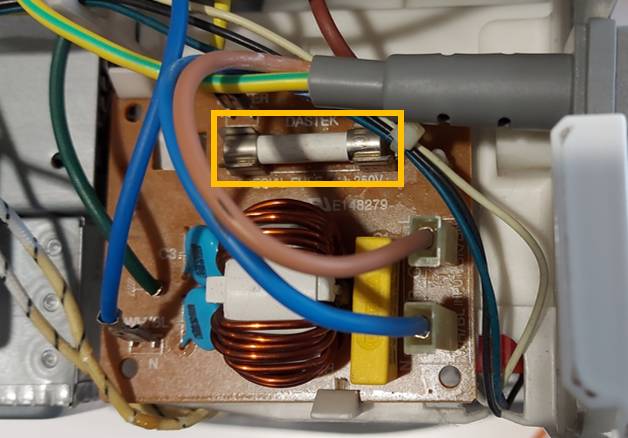 Testez les fusibles du micro-ondes