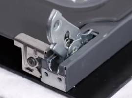 Vérifiez le joint et les charnières du four