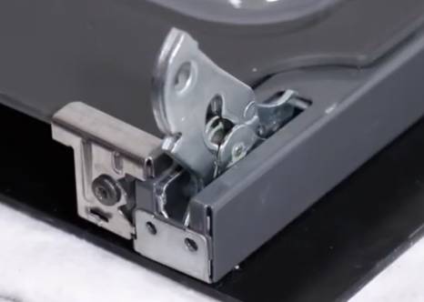 Vérifiez le joint et les charnières du four