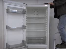 Enlevez la porte supérieure et inférieure du réfrigérateur