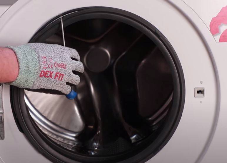 Comment tester et changer la pompe de vidange d'un lave-linge ? - TUTO