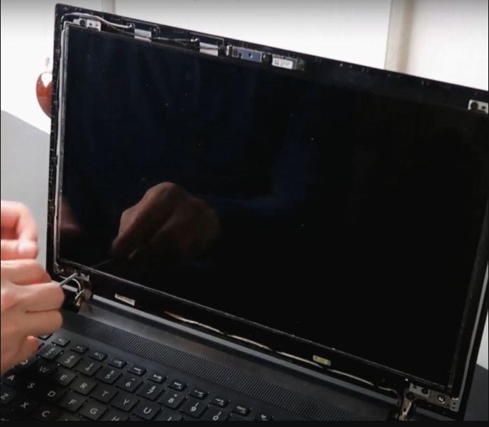 Contrôlez la connectique entre la carte mère et l'écran