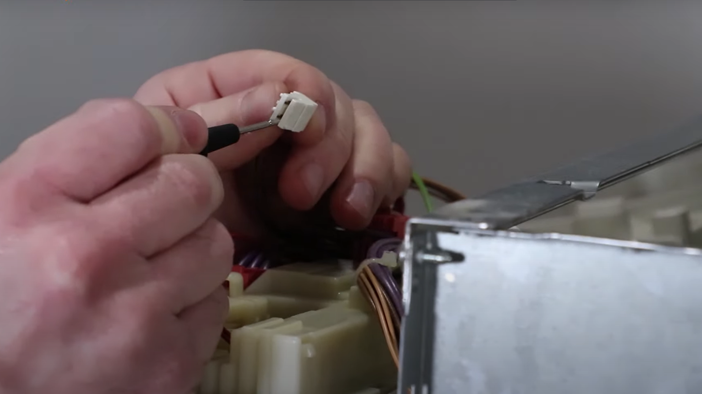 Testez la continuité entre le moteur et la carte électronique