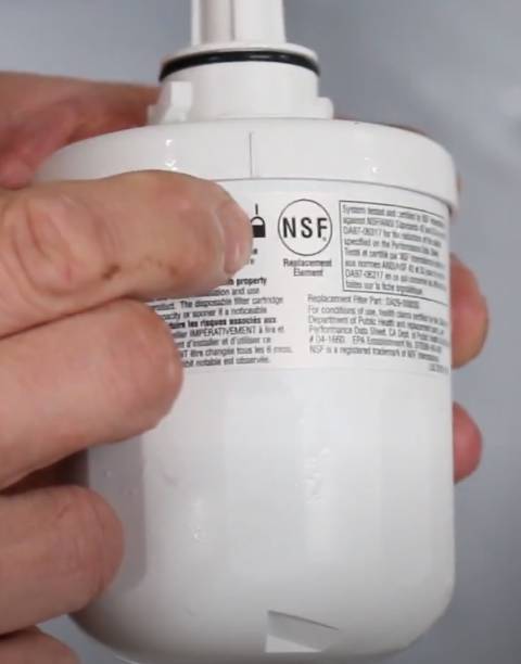Comment changer le filtre à eau d'un frigo américain ? - TUTO