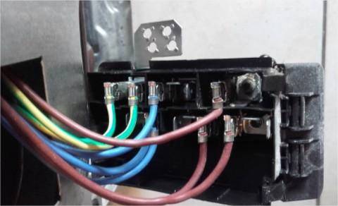 Vérifiez le bornier d'alimentation du four