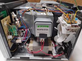 Changez la carte électronique du micro-ondes