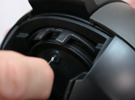 Débouchez la buse de vapeur de la cafetière