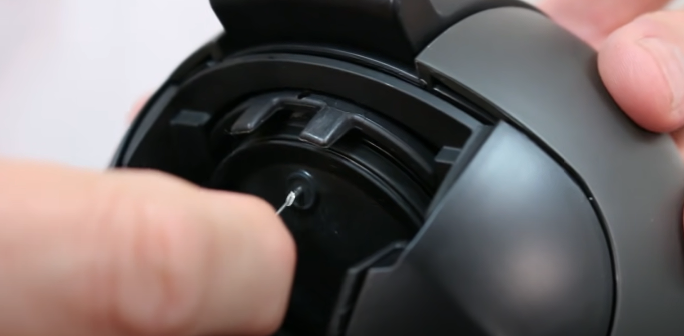 Débouchez la buse de vapeur de la cafetière