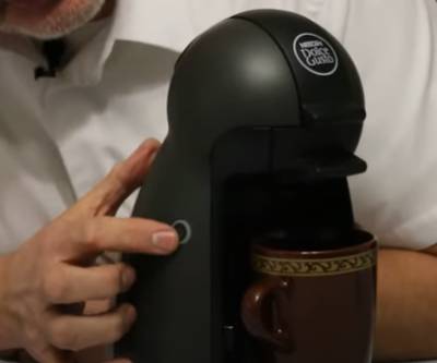 Détartrant Liquide Pour Machine à Café. Capsules De Café Et Machine à Café  En Arrière-plan. Fermer