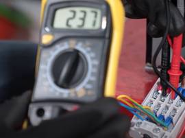 Testez l'alimentation de la cave à vin