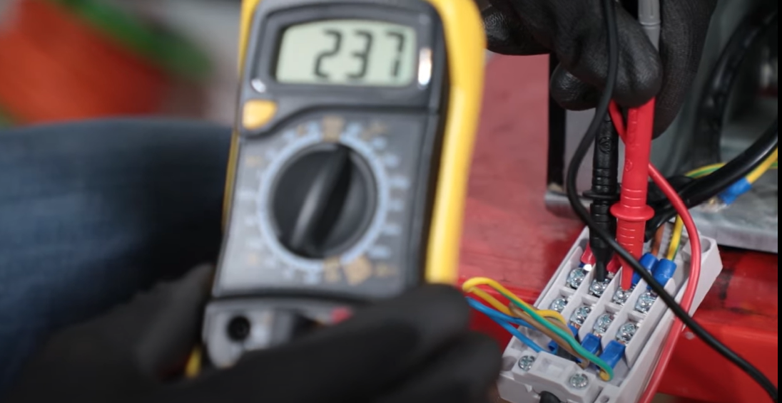 Testez l'alimentation de la cave à vin