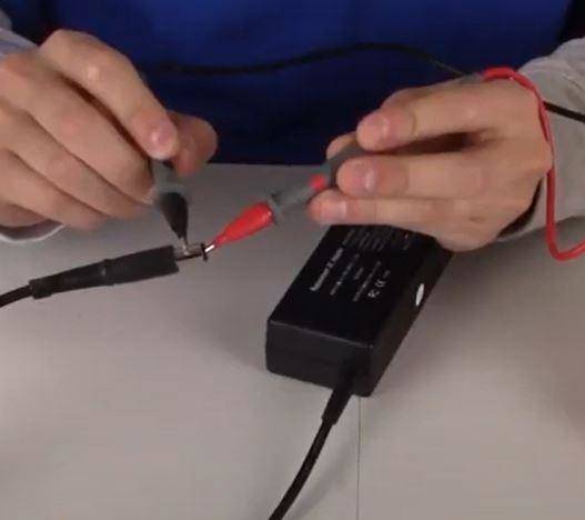 Mesurez la tension du câble d'alimentation