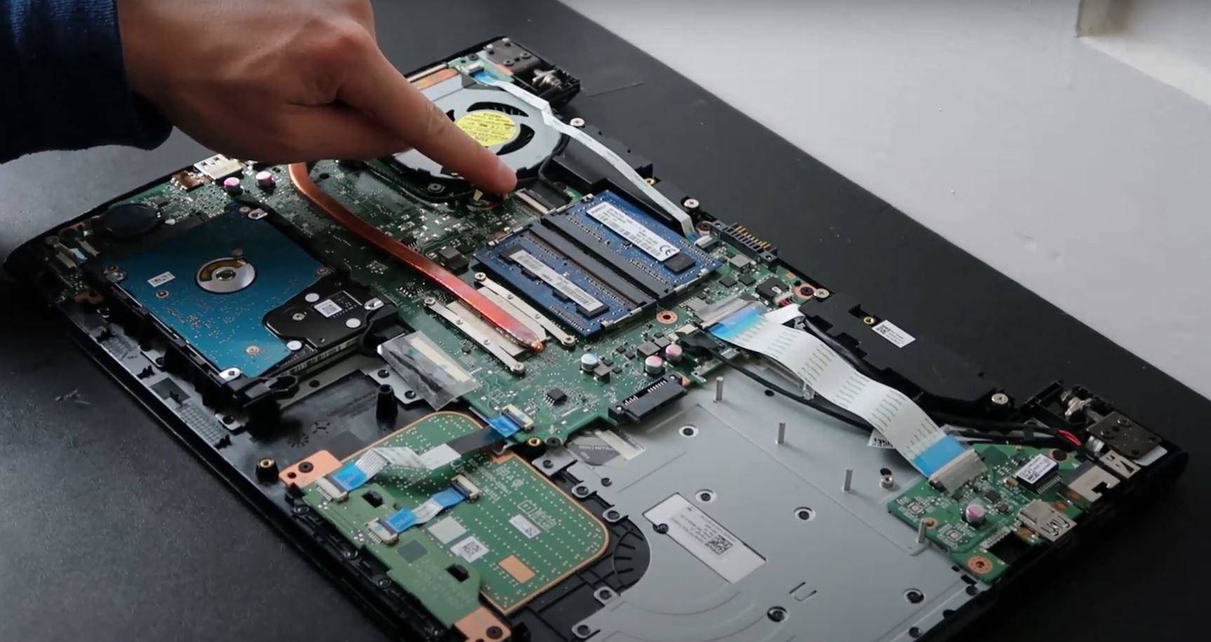 Contrôlez la connectique entre la carte mère et l'écran