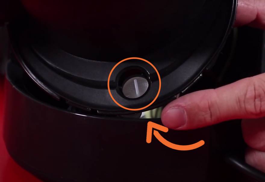 Nettoyez le filtre du réservoir