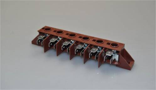 Vérifiez le bornier d'alimentation du four