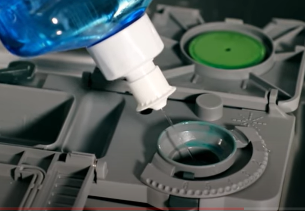 Ajoutez le sel et le liquide de rinçage