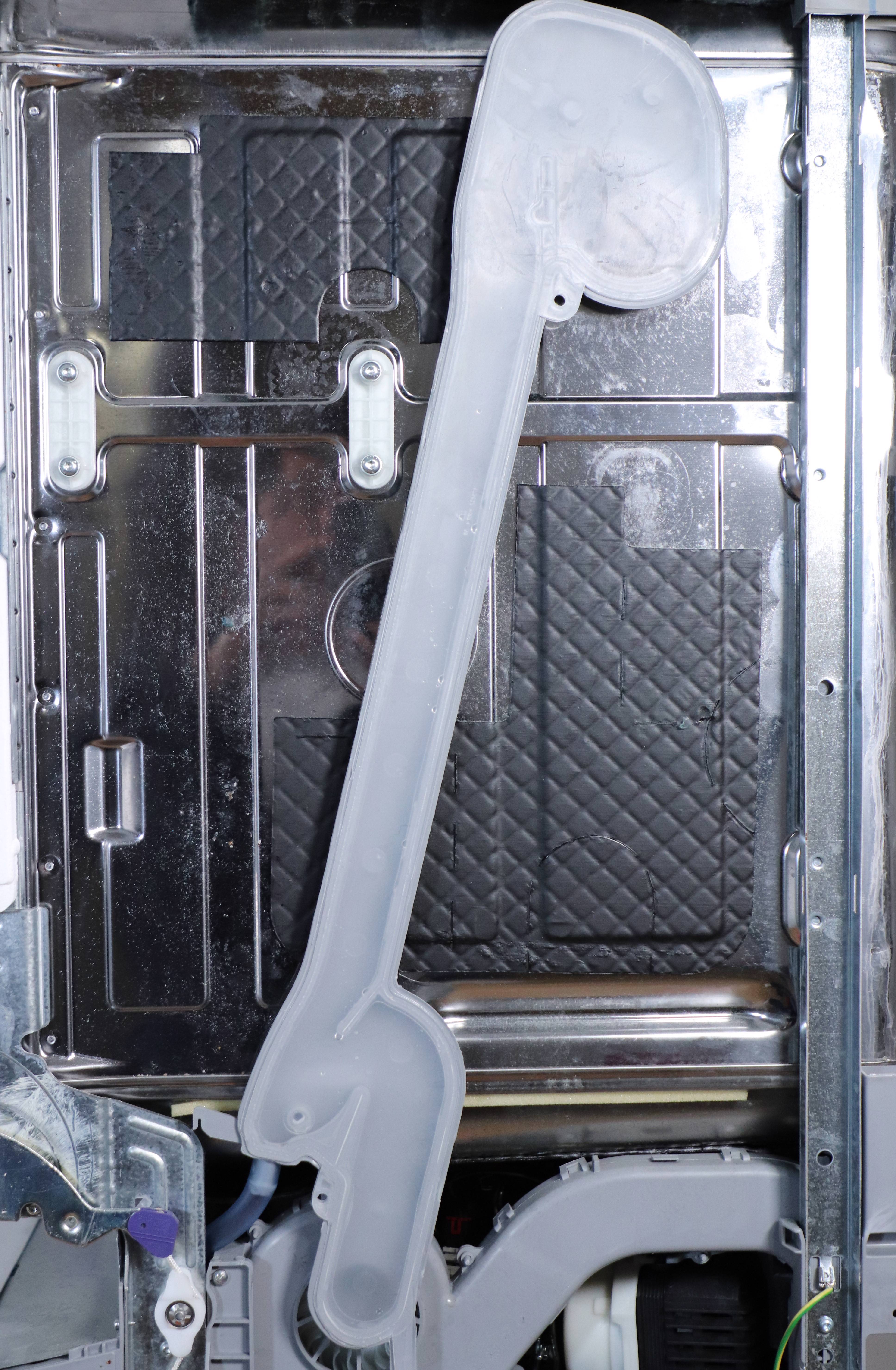 Contrôlez les côtés du lave-vaisselle