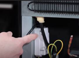 Testez l'alimentation de la cave à vin