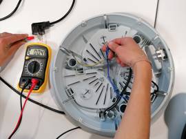 Testez le cordon de l'appareil à raclette