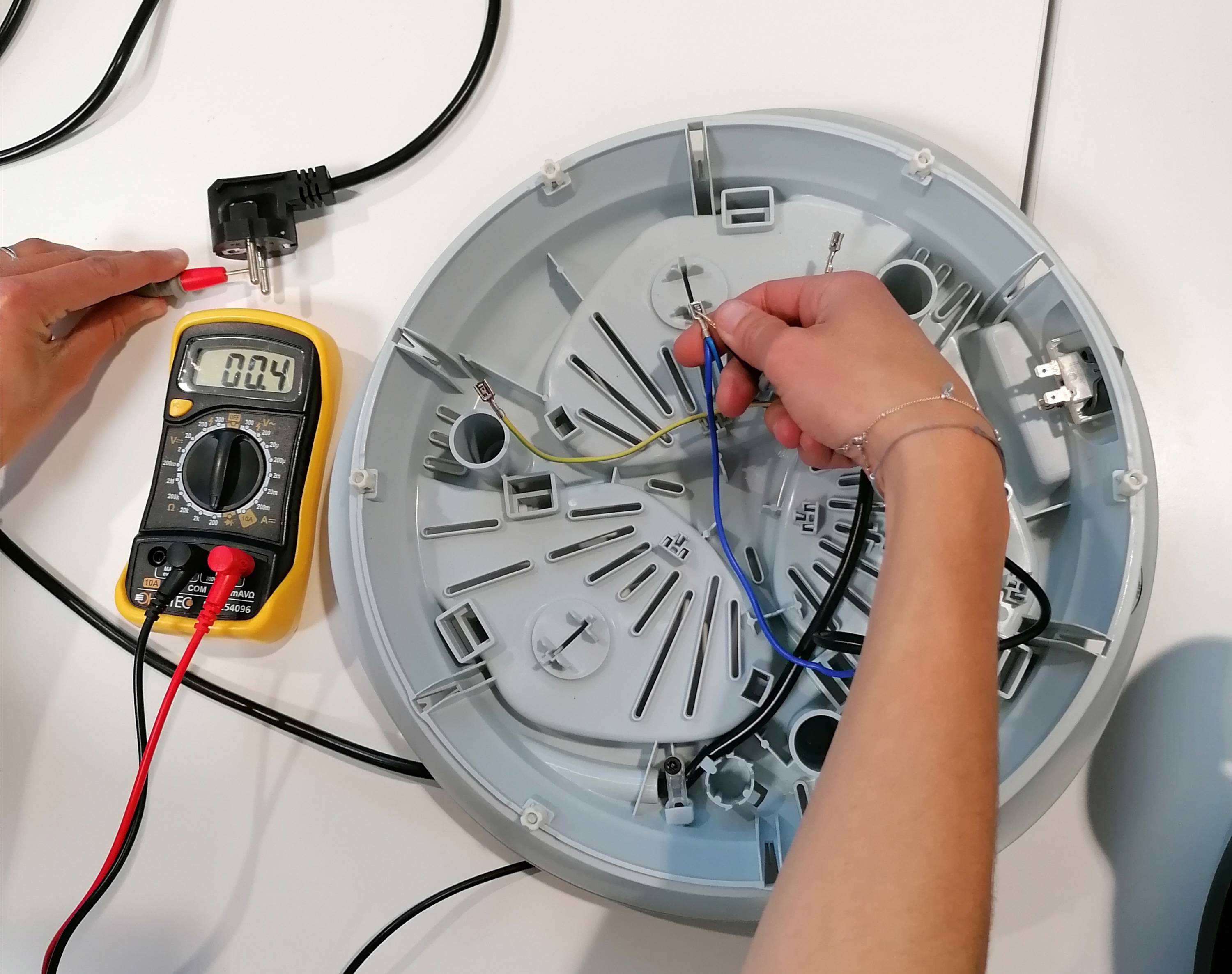 Testez le cordon de l'appareil à raclette