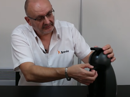 Débouchez la buse où s'écoule le café