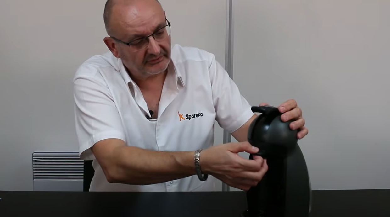 Débouchez la buse où s'écoule le café