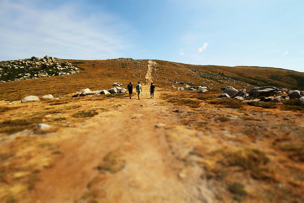 Drie mannen bewandelen een prachtige route in Frankrijk.