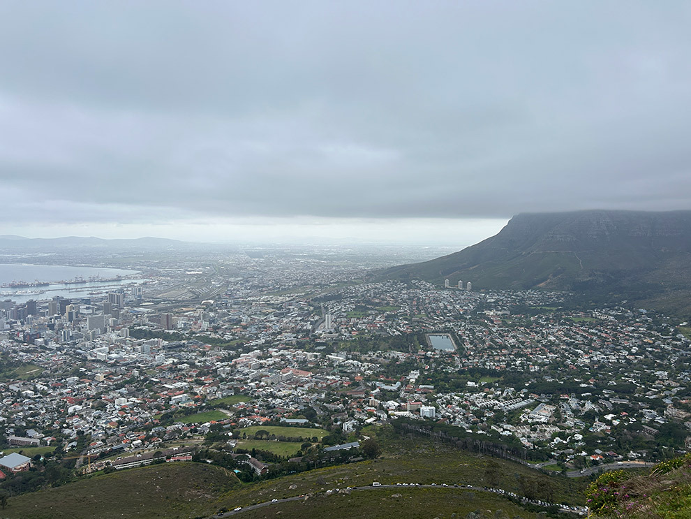 Mist boven Tafelberg in Zuid-Afrika