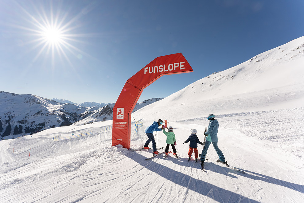 Kinderen op ski's bij funslopes in Oostenrijk