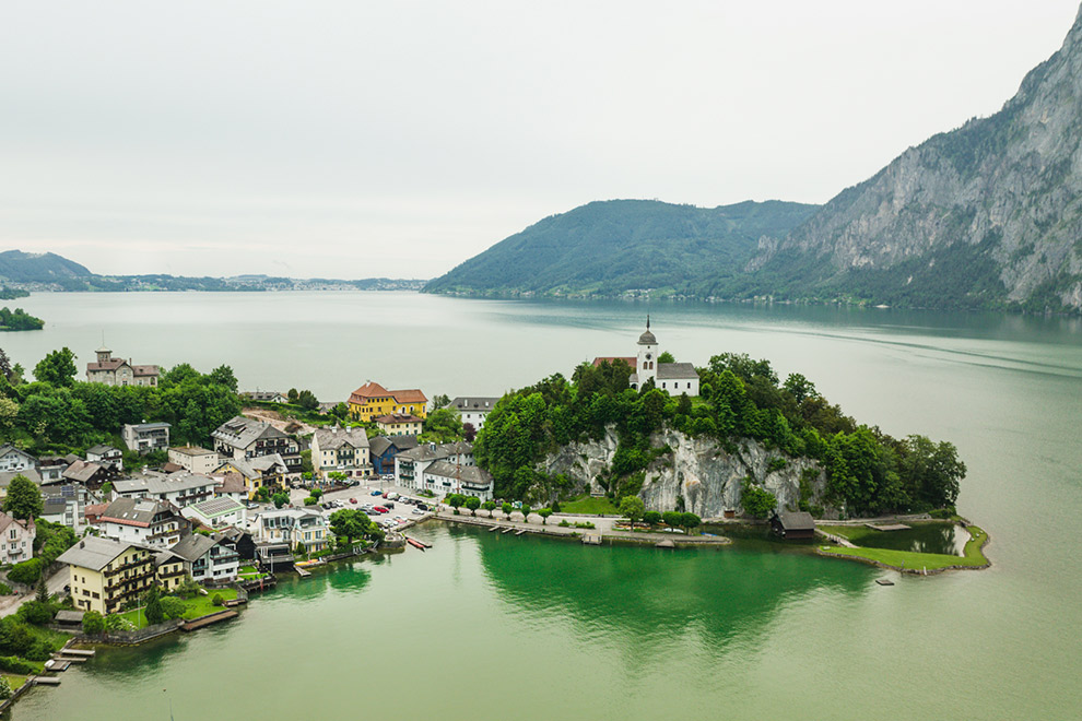 Uitzicht met drone op de Traunkirchen in Oostenrijk
