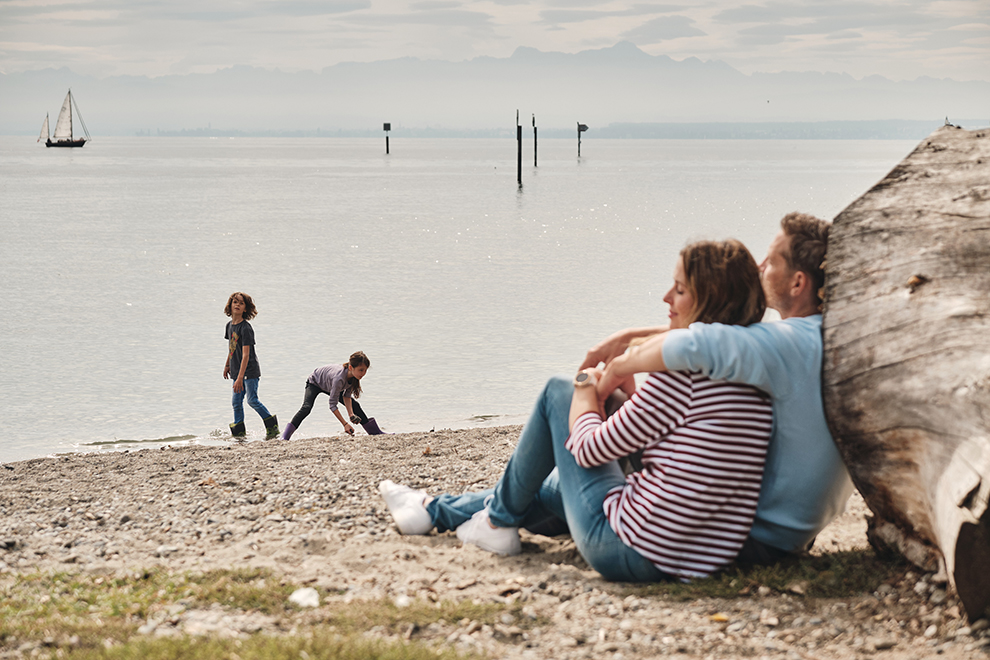 Familie geniet aan de kust van het Bodenmeer in Zuidwest-Duitsland