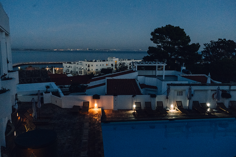 Baludarte da Vila apartments bij avondlicht