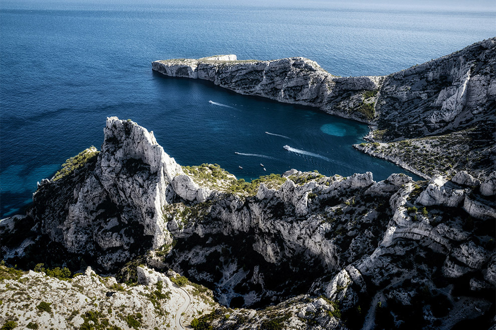 Heldere baaien omgeven door hoge kalkstenen kliffen in Calanques de Marseille.