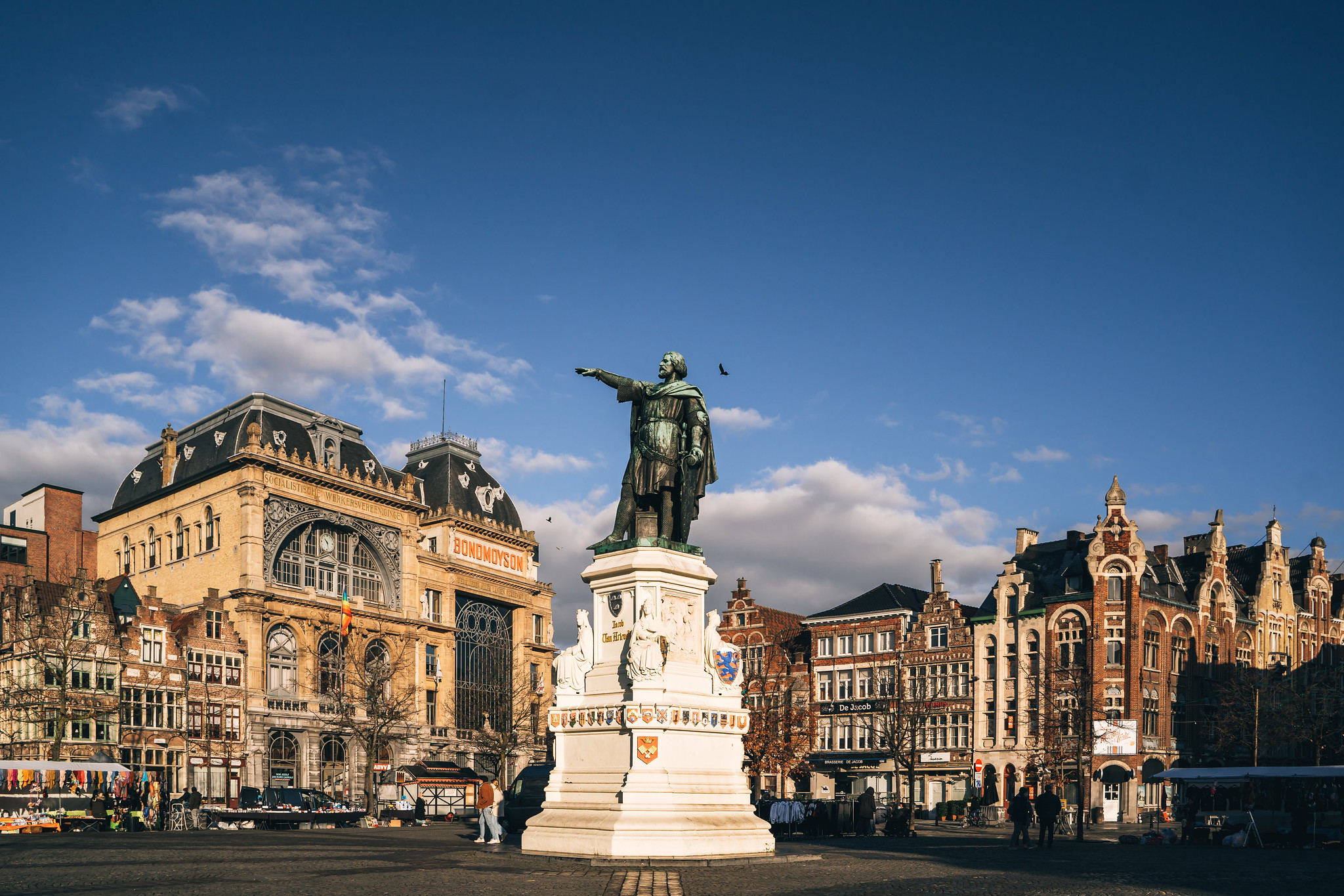 Standbeeld te midden van Vrijdagmarkt in Gent