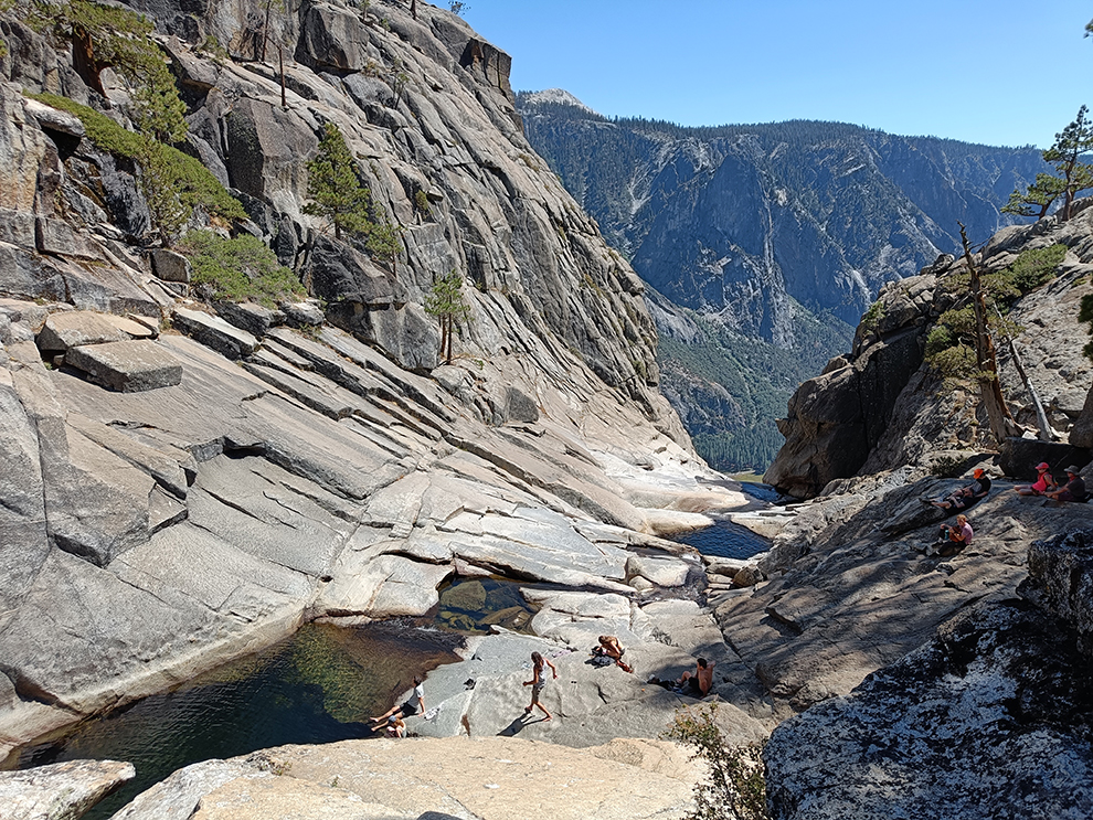 Verkoeling zoeken in water bij Yosemite Falls