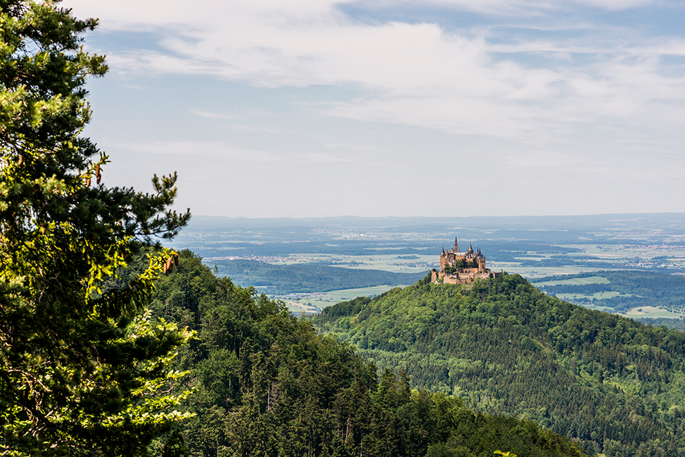 Kasteel Hohenzollern boven op berg in Zuidwest-Duitsland