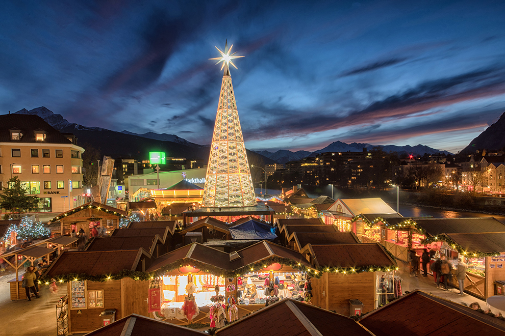 Wandelen over de kerstmarkt in Innsbruck