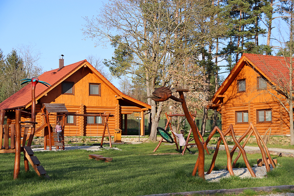 Overnachten in houten huizen op een Tsjechische camping met gezin