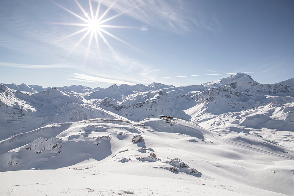 Skipiste in de Alpen van Frankrijk met een dik pak sneeuw bedekt