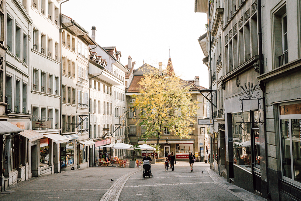 Slenteren door oude straten in Fribourg