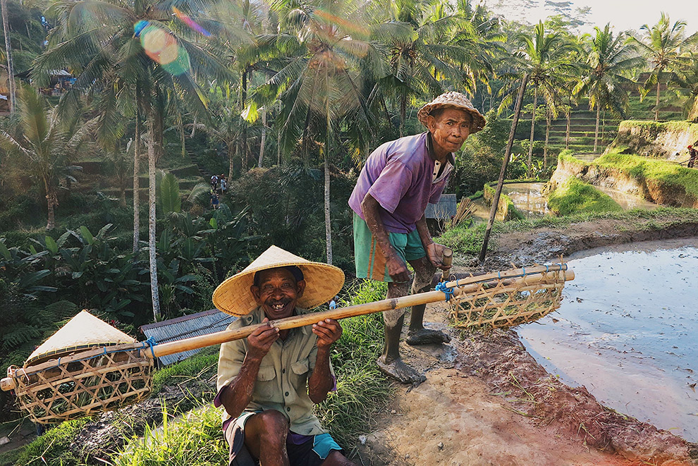 Lokale bevolking van Bali kijken glimlachend in de camera