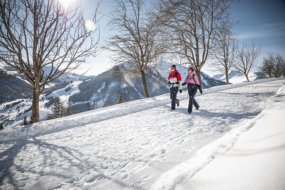 Winter wandelen in de bergzon in Oostenrijk