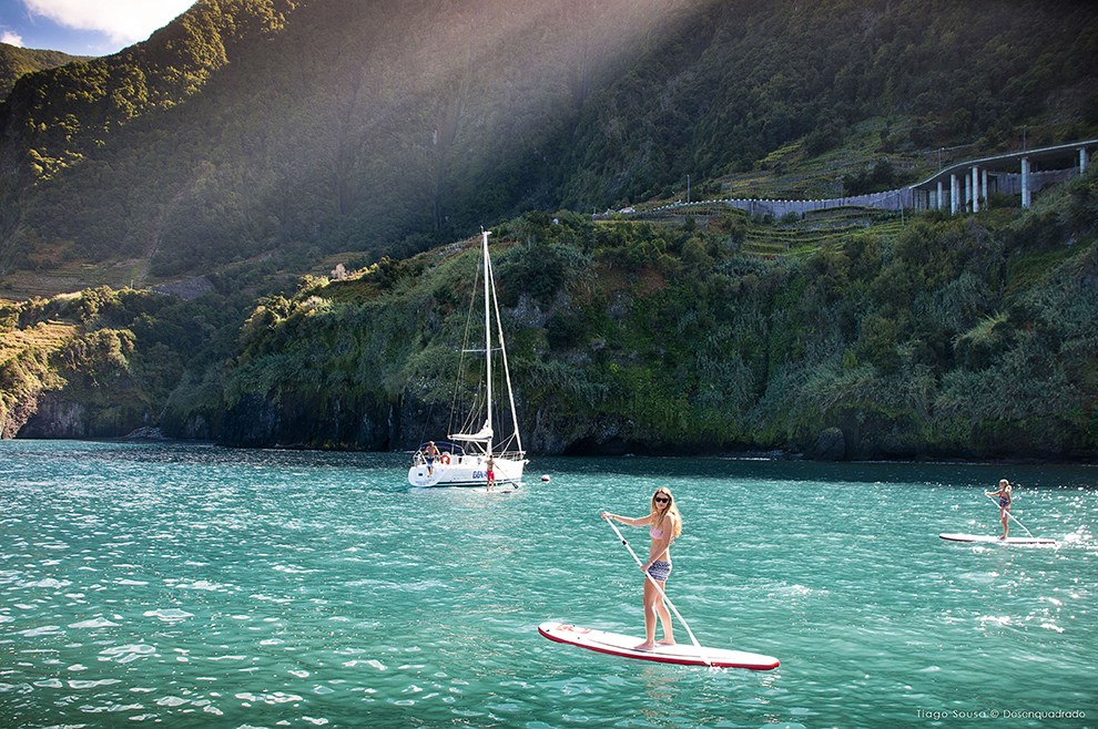 Standup paddleboarden op het water op Madeira