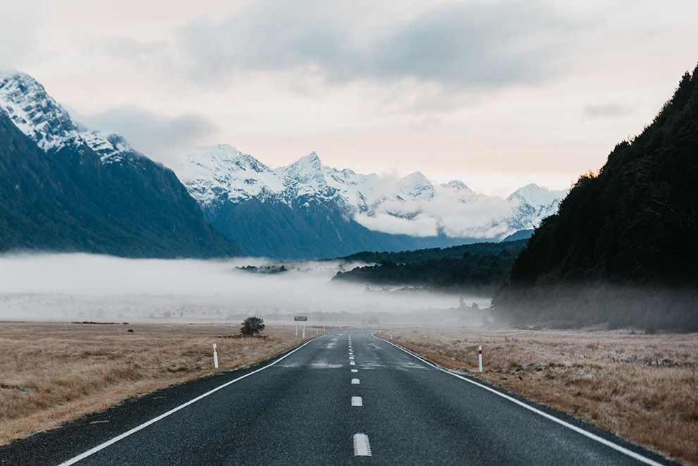 Mist hangt over de Milford Sound Highway in Nieuw-Zeeland